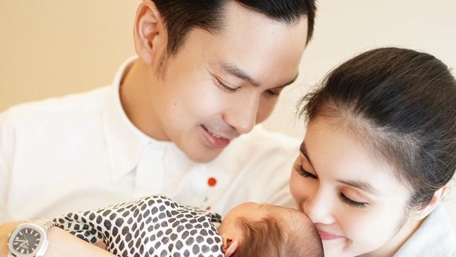 Akhirnya, Sandra Dewi Pamerkan Wajah Anak Kedua Akhirnya Sandra Dewi pamerkan wajah putra keduanya.