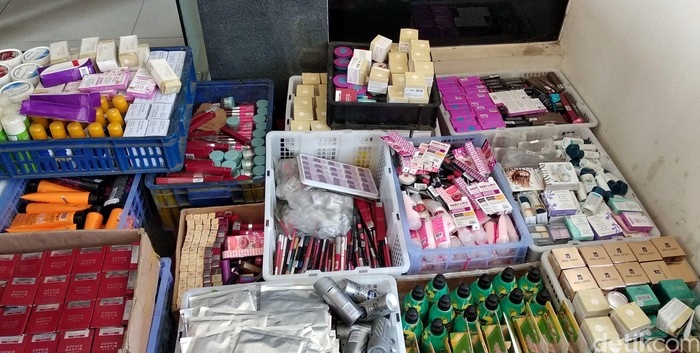 Police arrest perpetrator of selling expired cosmetics in West Java.  In his action, the perpetrator removed the expired labels on the cosmetics before they were resold on the market.