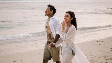 img-title Hapus Foto Mesra, Jerinx SID dan Nora Alexandra Putus?