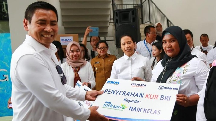 PT Bank Rakyat Indonesia Tbk (BBRI) menyalurkan Kredit Usaha Rakyat (KUR) Mikro kepada nasabah Mekaar naik kelas di Labuan Bajo, NTT