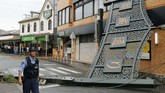 FOTO: Topan Faxai Ganggu Aktivitas Warga Jepang Topan Faxai dengan potensi angin dan hujan melanda kota Tokyo, Jepang, pada Senin (9/9) dini hari.
