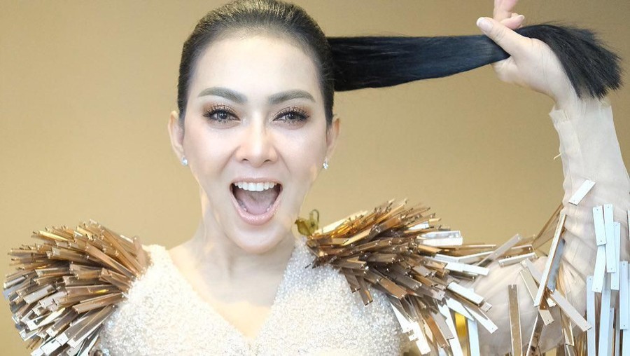 Anti-Mainstream, Jawaban Syahrini Saat Ditanya Isi Saldo ATM-nya Syahrini menjawab pertanyaan netizen terkait saldo ATM miliknya yang memang sedang tren belakangan ini.