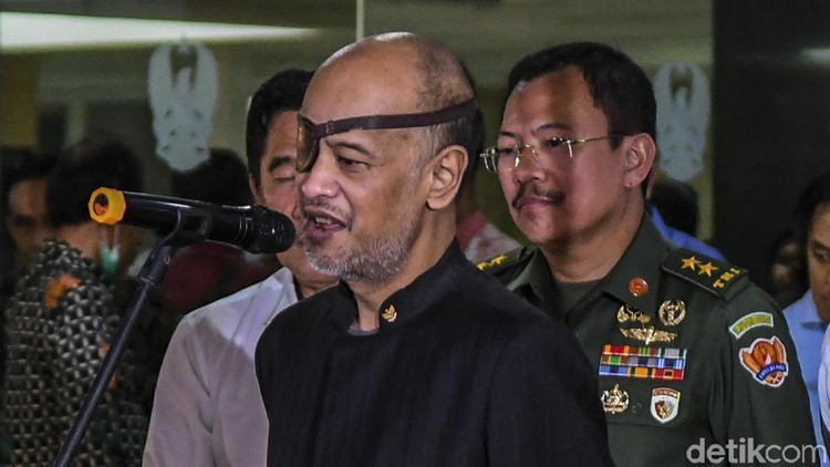 Tutup mata yag dipakai Thareq Kemal Habibie, mengundang pertanyaan apa yang dialami putra kedua mendiang BJ Habibie ini?
