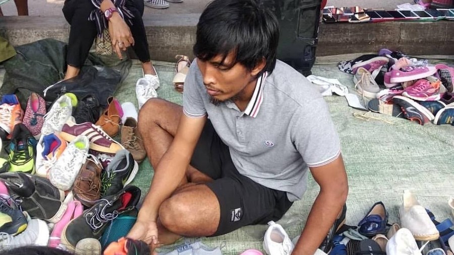 Pensiun Jadi Pesepak Bola, Budi Sudarsono Jualan Sepatu? Mantan pesepak bola Budi Sudarsono banting setir jadi penjual sepatu?
