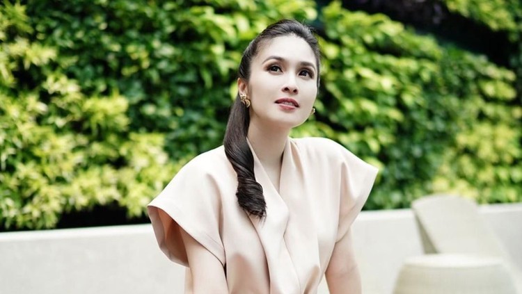 Sebagai orang kaya, Sandra Dewi diketahui memiliki gaya hidup yang hemat. Ternyata alasannya religius banget bisa bikin kita evaluasi diri nih, Bunda.