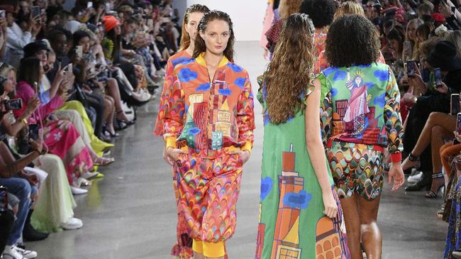 Empat desainer asal Indonesia kembali unjuk gigi di peragaan fesyen bergengsi New York Fashion Week Spring-Summer 2020.