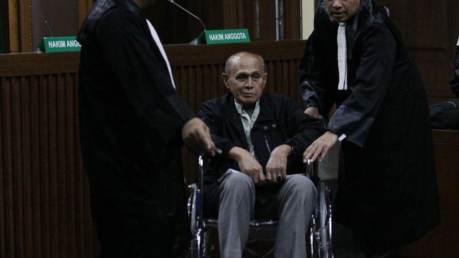 Kivlan Zen mencabut empat gugatan praperadilan setelah kasusnya masuk sidang pidana.