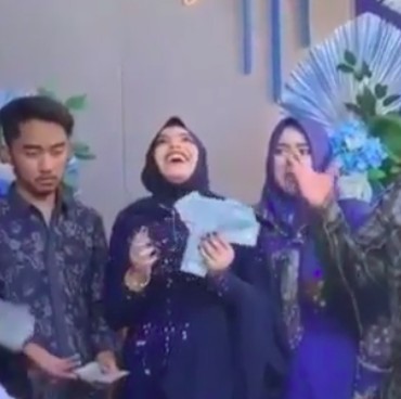 Lamaran Disawer Dollar, Netizen: Udah Ketemu Hotman Belum?