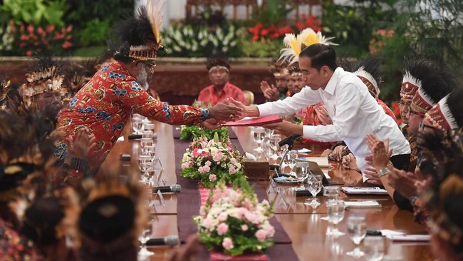 Pembicaraan antara Jokowi dan 61 tokoh Papua di istana dinilai tak bisa menyelesaikan persoalan di Papua karena tak mewakili aspirasi masyarakat Papua.