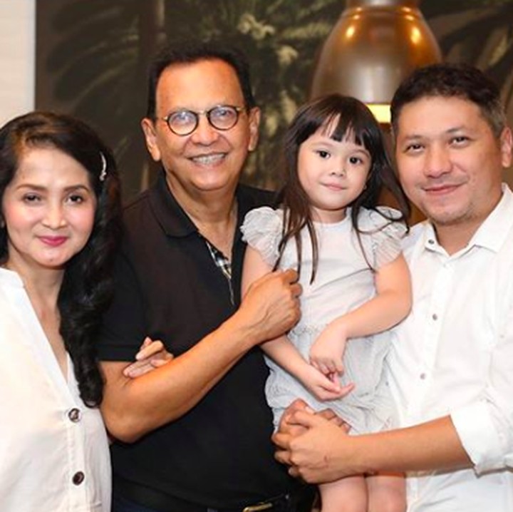 <p>Kali ini bareng Oma Anna Maria dan Opa Roy Marten dalam rangka merayakan ulang tahun Gading yang ke-37 tahun. (Foto: Instagram @gadiiing)  </p>