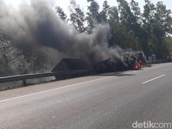 Truk Pengangkut Barang Terbakar di Tol Cipali