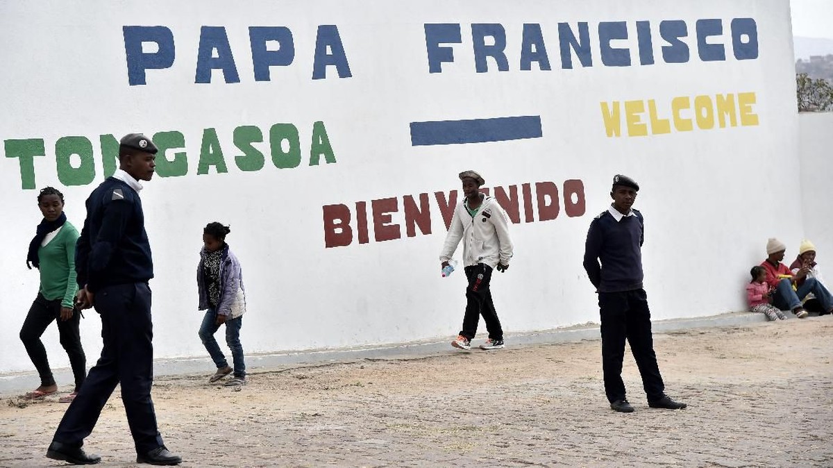 FOTO: Paus Fransiskus Jumpai Kawan Lama di Madagaskar