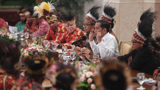 Pengacara Mahasiswa Papua Sebut Jokowi Salah Ambil Keputusan Pengacara mahasiswa Papua menyebut Jokowi salah ambil keputusan saat bertemu dengan 61 tokoh Papua dan Papua Barat.