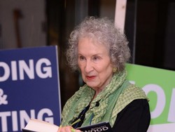 Margaret Atwood Bakal Rilis Buku Koleksi Puisi