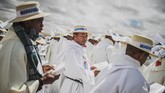 FOTO: Paus Fransiskus Jumpai Kawan Lama di Madagaskar Pemimpin Vatikan, Paus Fransiskus, melawat ke Madagaskar untuk menemui sahabat lamanya, Bapa Opeka, dan berkhotbah di hadapan warga miskin setempat.