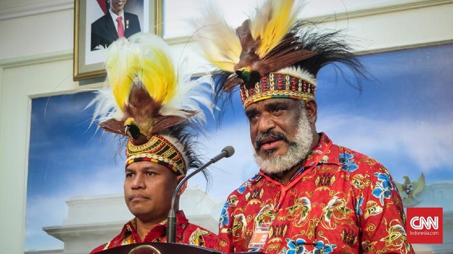 Ketua Rombongan masyarakat Papua yang menghadap Jokowi, Abisai Rollo merupakan Ketua DPRD Jayapura, eks timses Jokowi di Pilpres 2019.