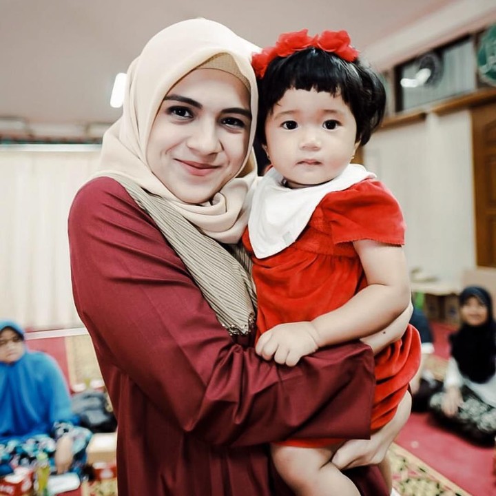 <p>Rumah tangga Nycta Gina dan Rizky Kinos semakin lengkap sejak kehadiran anak kedua mereka. (Foto: Instagram @missnyctagina)</p>