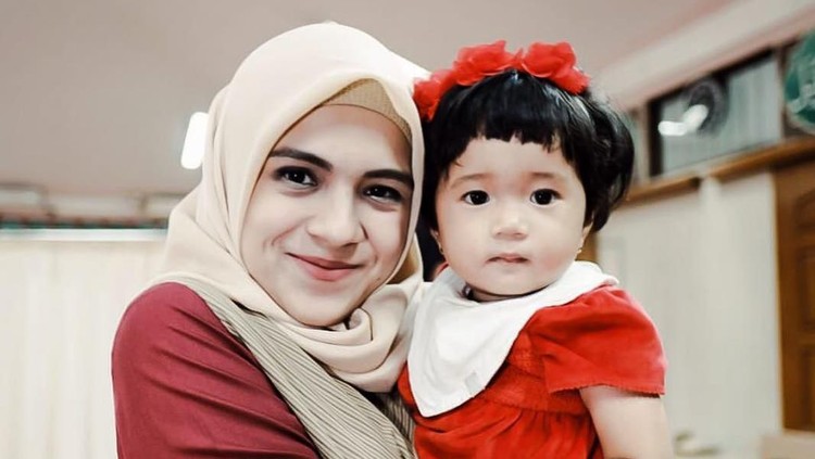 Cerita Nycta Gina Menyusui Anak Kedua dengan Penuh Tantangan Nycta Gina mengatakan, masa menyusui berubah saat anaknya sudah beranjak besar. Sampai butuh obat sariawan nih, Bun.