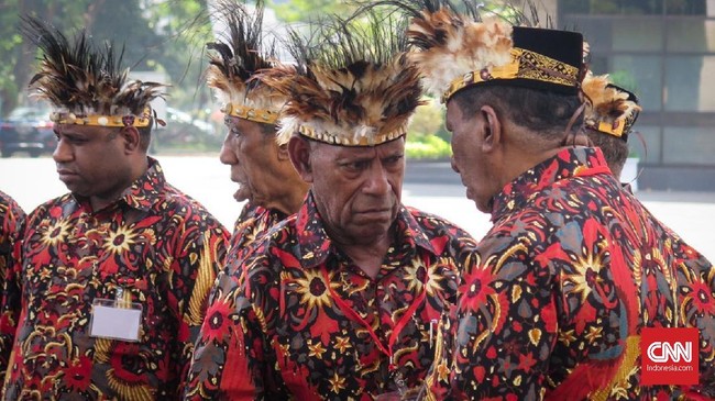 Presiden Jokowi mendengarkan sembilan tuntutan saat menerima 61 tokoh Papua dan Papua Barat di Istana Negara, Selasa (10/9)