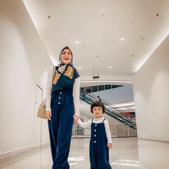 <p>Nycta sering banget nih pakai baju kompakan dengan putrinya. (Foto: Instagram @missnyctagina)</p>