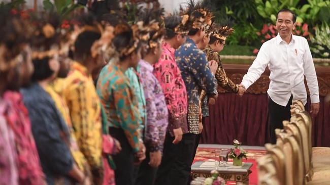 Berharap bisa berkunjung ke Papua pada Oktober, Presiden Jokowi mengaku masih mengatur waktu keberangkatan.