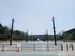 Pratikno Buka Suara soal Sejumlah Mercy S-Class Berjejer di Parkir Timur GBK