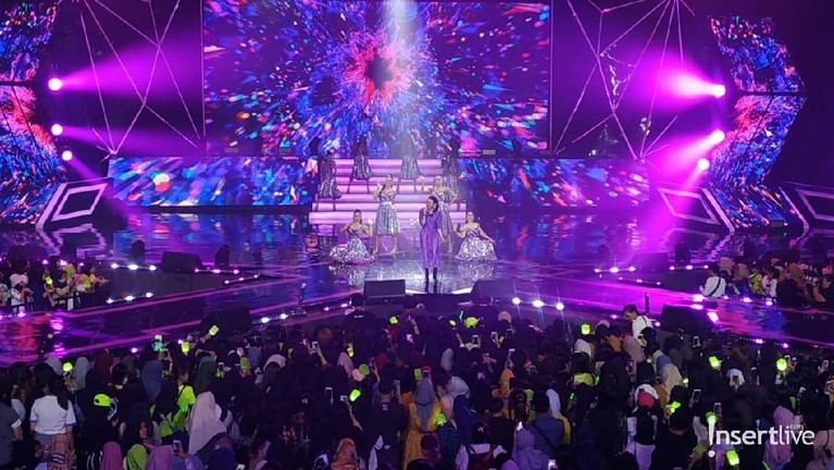 Kemeriahan Acara Konser Korean Wave 2019 Korean Wave 2019 dimeriahkan oleh NCT Dream, Rossa, Ungu, Via Vallen, hingga JKT48. Simak aksi mereka berikut ini.