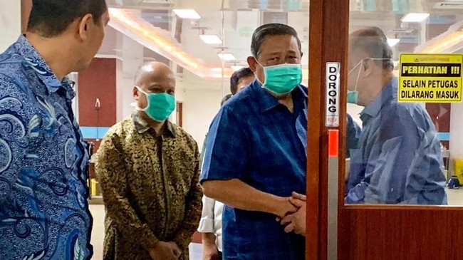 Ketum Partai Demokrat SBY disebut batal membuka acara pembekalan caleg partainya karena menjenguk presiden ketiga RI BJ Habibie.