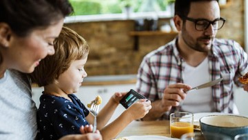 4 TANDA ANAK KELAMAAN MAIN GADGET, BUNDA HARUS PERHATIKAN!
