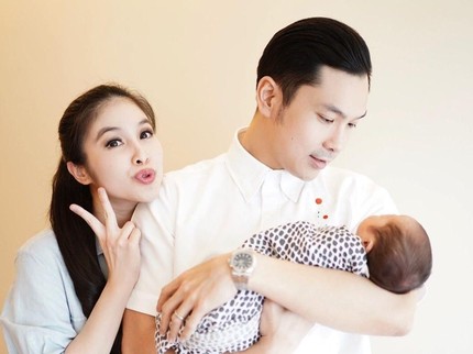 Tips agar ASI Lancar ala Sandra Dewi untuk Bunda Menyusui