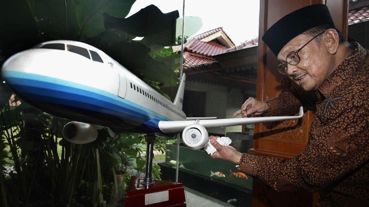 Tak sekadar menampilkan flight simulator (FS) pesawat R80, di Habibie Festival 2019, orang tua dan murid bisa ikut forum dan workshop.