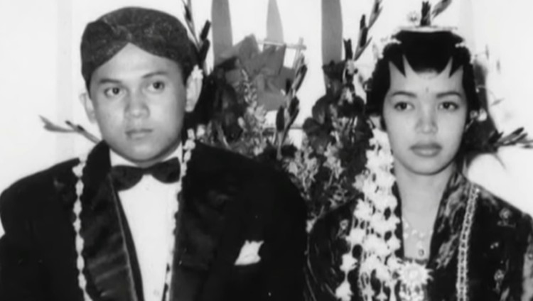 Selama hidup, mendiang Habibie selalu setia mendampingi istrinya, Ainun yang telah berpulang lebih dulu.