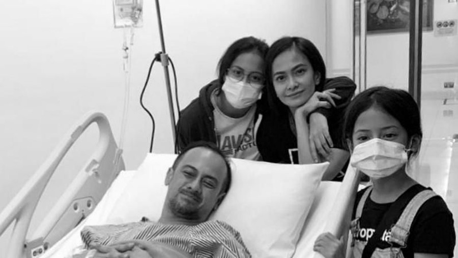 Suami Ersa Mayori meengalami kecelakaan cukup parah yang menyebabkannya mengalami patah tulang kaki.