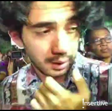 Tangisan Reza Rahadian Saat Tiba di Rumah Duka BJ Habibie