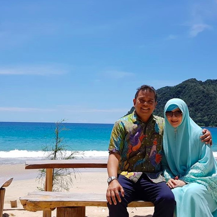 <p>Astri Ivo dikenal sebagai penyanyi yang snagat terkenal di era 80-an. Selain menyanyi, istri Dariola Yusharyahya ini juga main dalam beberapa film seperti Bony dan Nancy. (Foto: Instagram @astrie_ivo)</p>