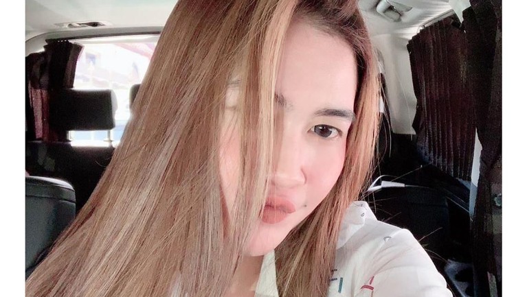 Sering Dikaitkan dengan Via Vallen, Ini 6 Potret Cantik Nella Kharisma Namanya sering disandingkan dengan Via Vallen, berikut enam potret cantik dari pelantun Balungan Kere, Nella Kharisma.