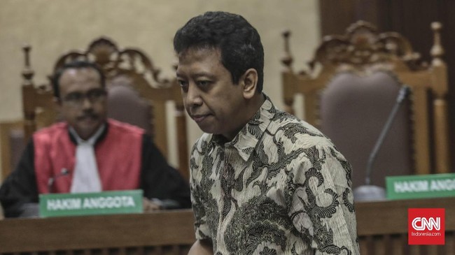 Terdakwa kasus jual beli jabatan di Kemenag, Romahurmuziy, menangis saat baca puisi untuk istri dan anaknya sebelum meminta dibebaskan dari segala tuduhan.