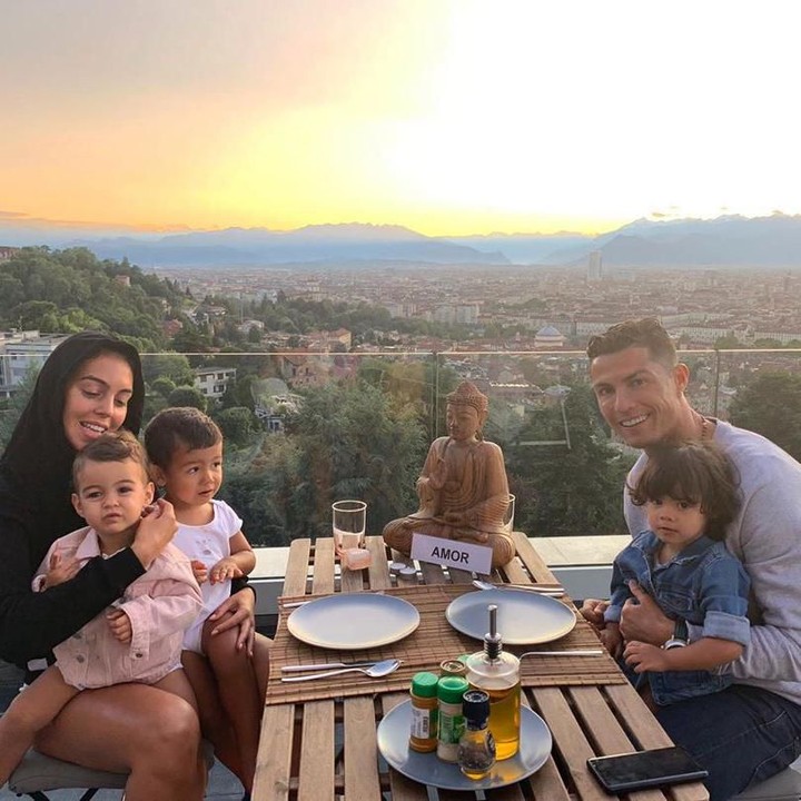 <p>Ronaldo menuliskan <em>caption</em> yang <em>sweet</em> banget nih, "<em>How great it is to arrive at home after a day of hard work and be with my lovely family.</em>" (Foto: Instagram @cristiano)</p>