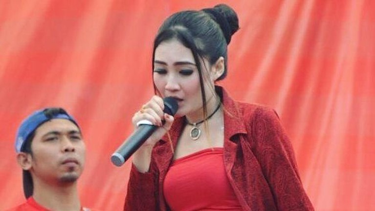 7 Potret Aksi Panggung Nella Kharisma Nella Kharisma merupakan salah satu penyanyi dangdut yang sedang bersinar di Indonesia. Berikut sejumlah potret aksi Nella ketika bernyanyi di atas panggung.