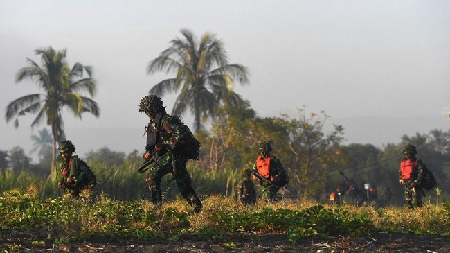 Sejumlah personel TNI memukuli warga Urutsewu, Kebumen, yang menolak pemagaran di lahan sengketa. TNI represif karena warga dianggap tak bisa dikendalikan.