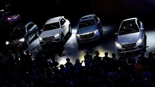Ribuan massa menggelar unjuk rasa di depan Frankfurt Auto Show, menuntut penghentian penjualan mesin konvensional dan beralih ke kendaraan ramah lingkungan.