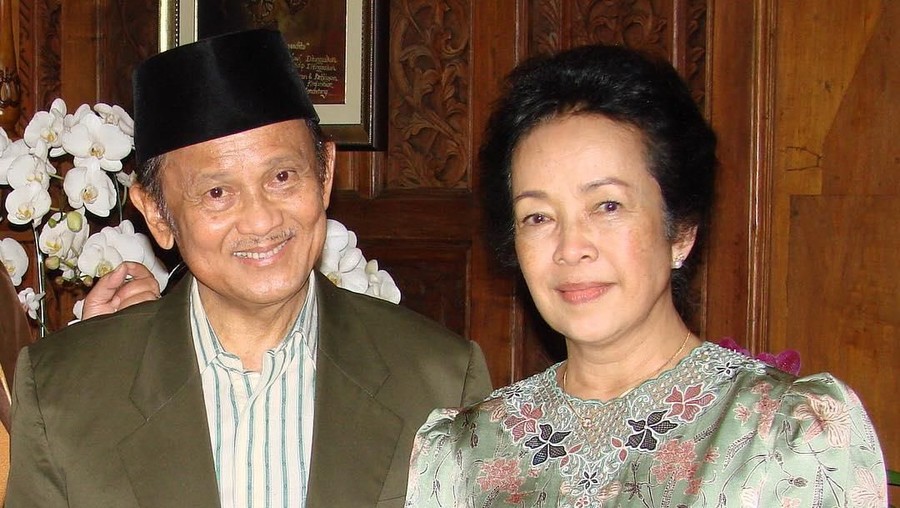Perjalanan Cinta BJ Habibie dan Ainun Kisah perjalanan cinta BJ Habibie.