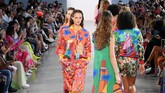FOTO: 4 Desainer Indonesia 'Warnai' New York Fashion Week Empat desainer Indonesia unjuk gigi di ajang New York Fashion Week: The Shows, yaitu 2Madison Avenue, Yogiswari P, Ayumi, dan Julianto.