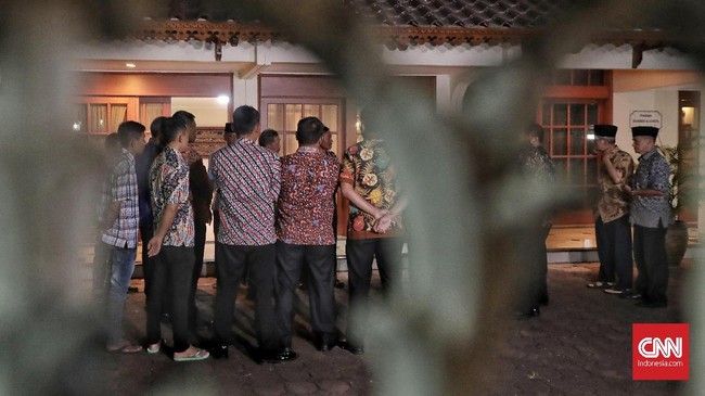 Sejumlah kerabat mulai berdatangan ke rumah duka BJ Habibie. Tenda juga telah terpsang di kediaman Habibie di kawasan Patra Jasa Kuningan, Jakarta Selatan.