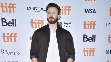 img-title Usai Selena Gomez, Chris Evans Diduga Kencani Alba Baptista 'Warrior Nun'