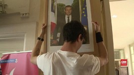 VIDEO: Protes Iklim, Warga Prancis Copot Foto Macron