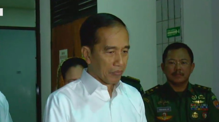 Jokowi menjenguk Wiranto yang ditusuk seorang pria saat berada di Pandeglang, Banten, Kamis (10/10) kemarin.