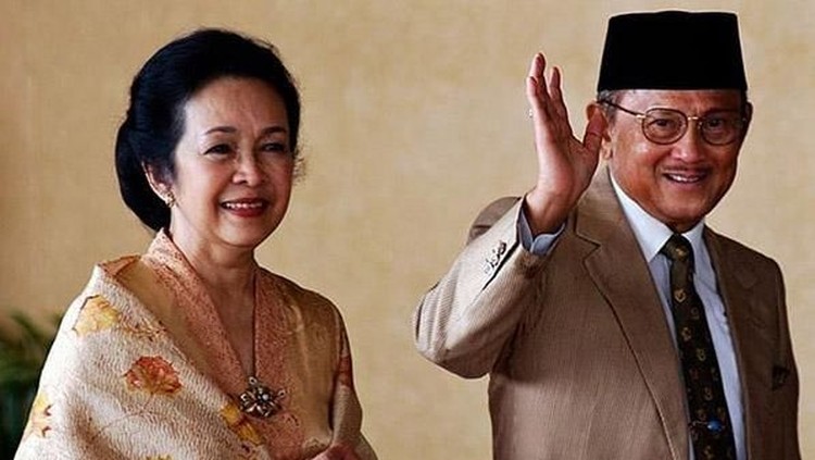 Pernikahan Habibie-Ainun Masuk Koran & Hebohkan Warga Jakarta-Bandung Sejak pertunangan digelar, kisah cinta Ainun dan Habibie sudah menghebohkan warga Jakarta dan Bandung. Ada apa?