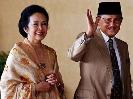 Pernikahan Habibie-Ainun Masuk Koran & Hebohkan Warga Jakarta-Bandung