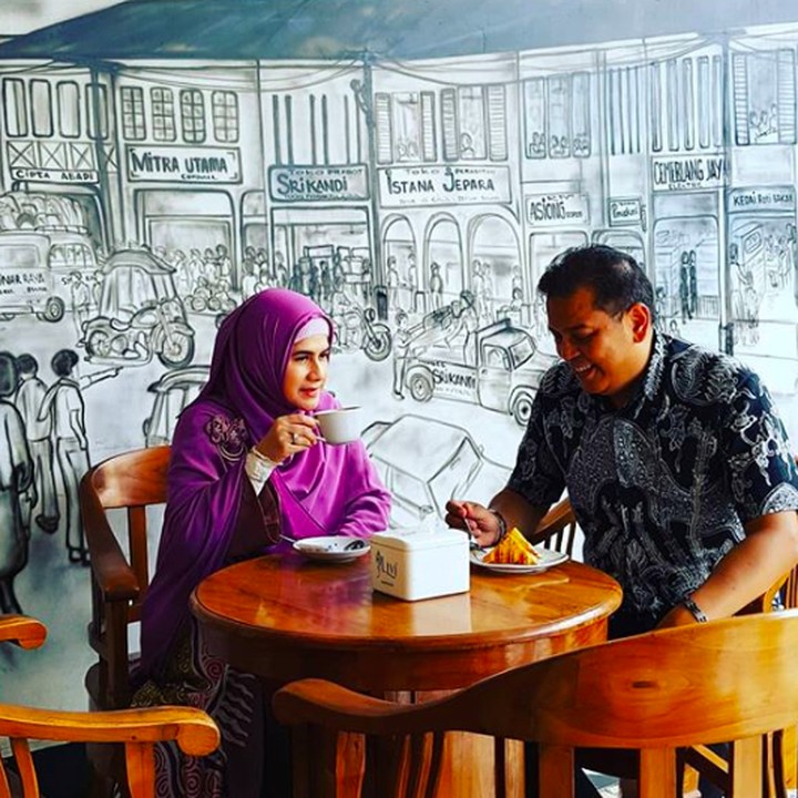 <p>Lama tak lagi aktif di duniahiburan, ternyata Astri memutuskan untuk hijrah mengenakan hijab sejak tahun 2000. (Foto: Instagram @astrie_ivo)</p>